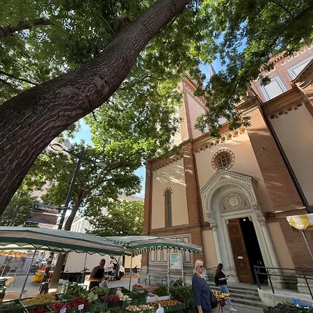 Trendy, Creative&charming Meet Hip&central *