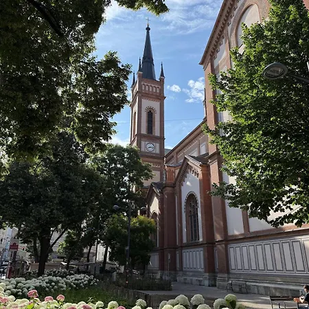 Trendy, Creative&charming Meet Hip&central