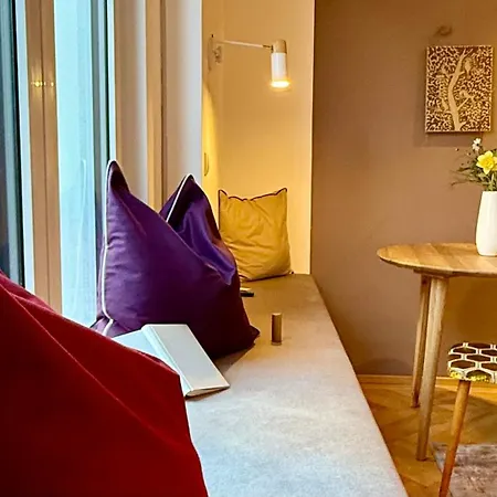 Trendy, Creative&charming Meet Hip&central