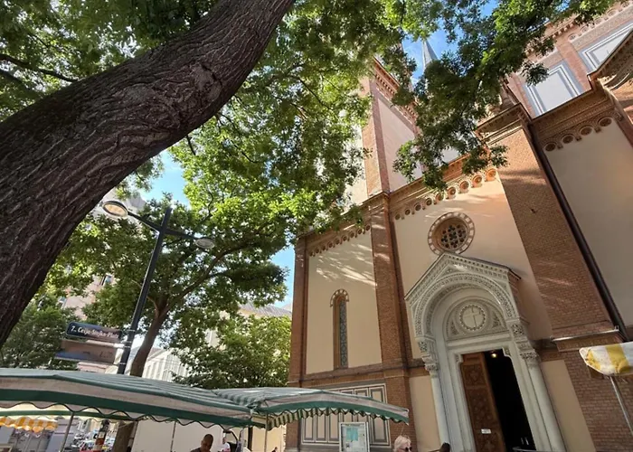 Trendy, Creative&charming Meet Hip&central *