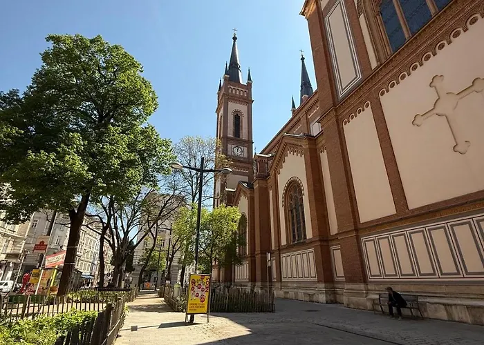 Trendy, Creative&charming Meet Hip&central