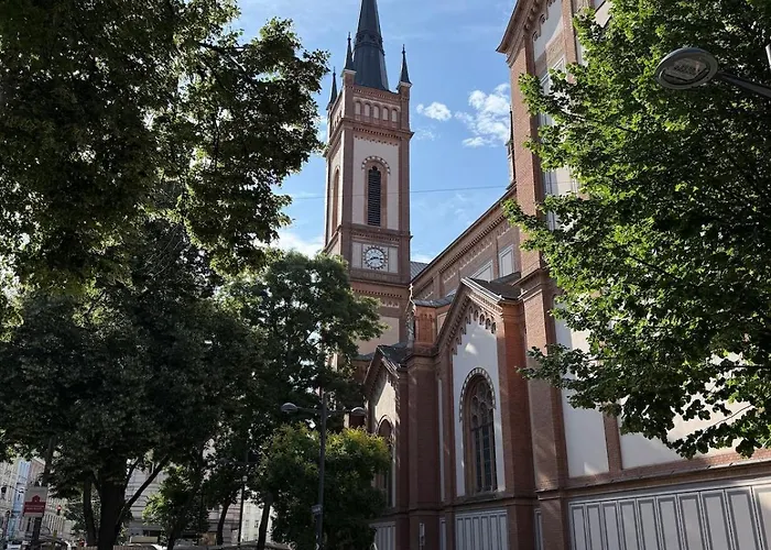 Trendy, Creative&charming Meet Hip&central