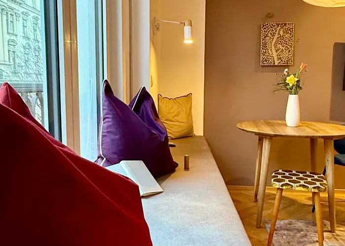 Trendy, Creative&charming Meet Hip&central