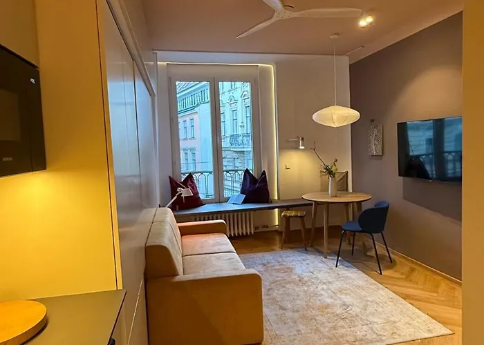 Trendy, Creative&charming Meet Hip&central