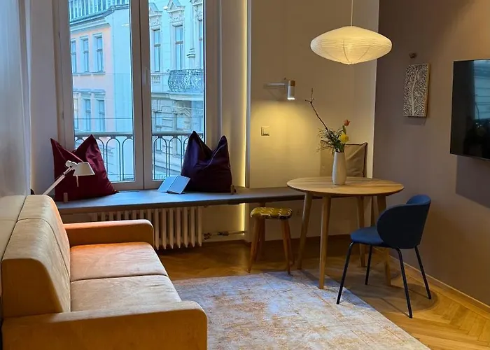 Trendy, Creative&charming Meet Hip&central