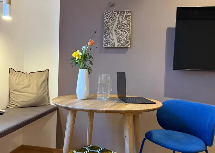 Trendy, Creative&charming Meet Hip&central